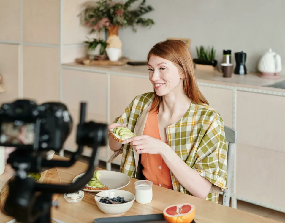 Cosa vuol dire essere un influencer Significato, responsabilità legali e regole da rispettare